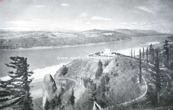 De Columbia River highway. Het Vista House aan de Columbia River highway