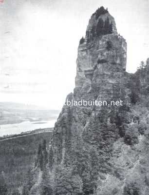 Amerika, 1926, Onbekend, De Columbia River highway. De zoogenaamde St. Peter's Dome aan de Columbia River highway