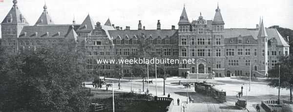 Het Koloniaal Paleis te Amsterdam. Het gebouw van het Koloniaal Instituut te Amsterdam, gezien van de Muiderpoort