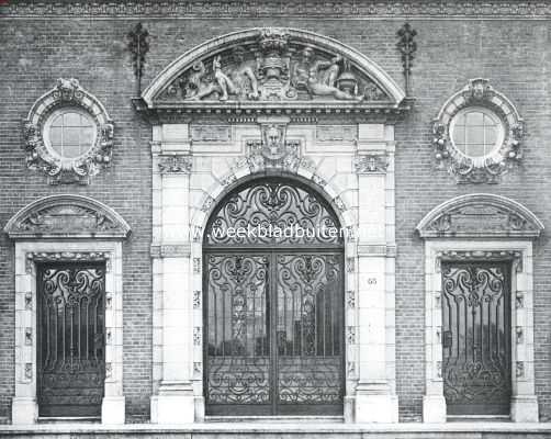 Het Koloniaal Paleis te Amsterdam. Het gebouw van het Koloniaal Instituut. De hoofdingang aan de Mauritskade