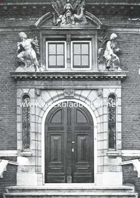 Noord-Holland, 1926, Amsterdam, Het Koloniaal Paleis te Amsterdam. Het gebouw van het Koloniaal Instituut. De ingang van het Handelsmuseum