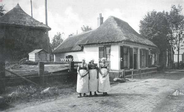 Huisje te Eembrugge met meisjes uit het nabij gelegen Spakenburg