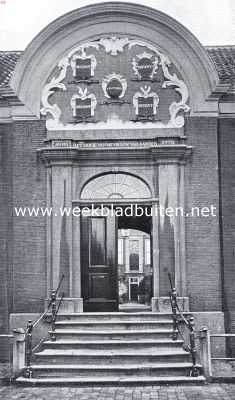 Zuid-Holland, 1926, Leerdam, Ingang van het hofje van mevr. Van Aarden te Leerdam