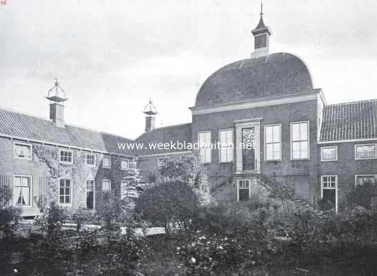 Zuid-Holland, 1926, Leerdam, De binnenplaats van het hofje van mevrouw Van Aarden te Leerdam