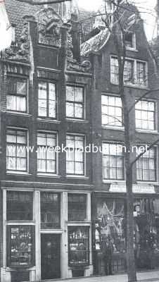 Noord-Holland, 1926, Amsterdam, Wie de koek krijgt  De oude bakkerij (links) aan den Blauwburgwal te Amsterdam