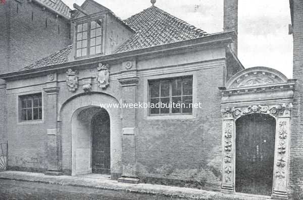 Friesland, 1926, Leeuwarden, Gebouw en poortje aan de Groote Kerkstraat te Leeuwarden, vroeger deel uitmakend van de Prinse-Stallen