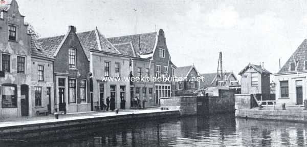 Noord-Holland, 1926, Spaarndam, Oude geveltjes aan de Westkolk te Spaarndam. Op den achtergrond de Kolksluis