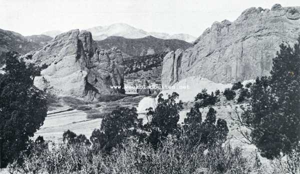 Amerika, 1927, Onbekend, De Pike's Peak in het Amerikaansche Rotsgebergte, op den voorgrond de bekende Garden of the Gods