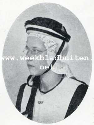 Het Old-Burger- en het Nieuw-Stads-Weeshuis te Leeuwarden. Old-Burger weesmeisje. Uitgaanskleeding