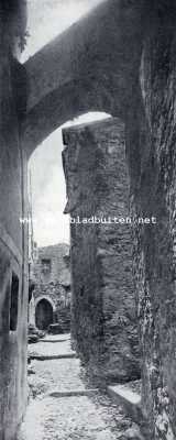 Frankrijk, 1927, Roquebrune, Het Jasteel van Roquebrune, zich verheffend boven de daken van het dorpje