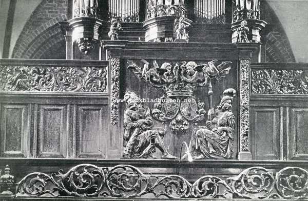 Groningen, 1927, Stedum, De kerk te Stedum. Rijk gebeeldhouwd paneel der orgelgalerij in de Kerk te Stedum