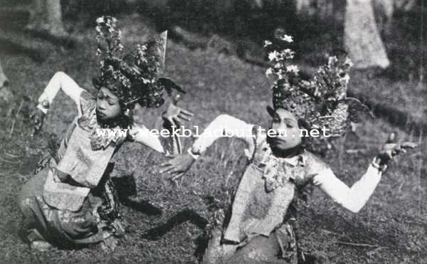 Indonesi, 1927, Onbekend, Over Bali en Balineesche Kunst. Balineesche danseresjes. Men lette op de lenigheid der armen en vingers
