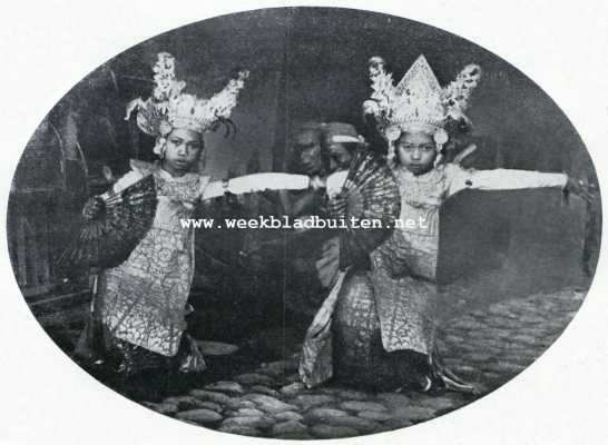 Indonesi, 1927, Onbekend, Over Bali en Balineesche Kunst. Balineesche danseresjes in een waaierdans. De kleeden zijn kans(doeken) met gouddraad doorweven