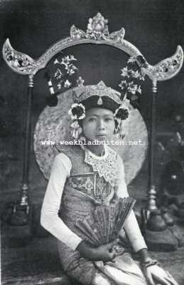 Over Bali en Balineesche Kunst. Balineesche danseresje, lgong, voor groote gong gezeten