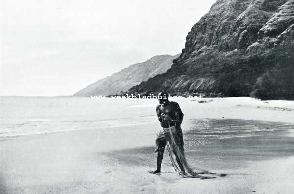 De Sandwich- of Hawai-eilanden. Hawaisch visscher aan het strand van Mahoea