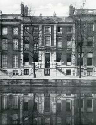 De eerste te Amsterdam in eere herstelde stoep. Het huis Heerengracht 458