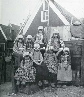 Noord-Holland, 1927, Marken, Naar Marken! Een aardig groepje Marker kinderen, waaronder - wie kan ze vinden? - twee jongens