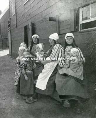 Noord-Holland, 1927, Marken, Naar Marken! Marker buurvrouwen met hun kinderen