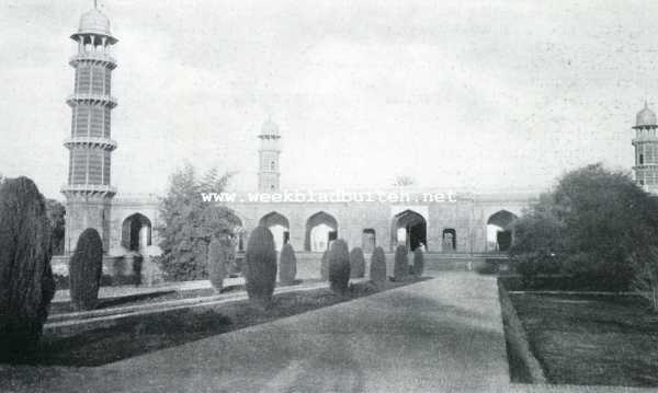 De oude tuinen der Groot-Mogols. De tuinen van Shah-Dara te Lahore, met het mausoleum van Keizer Jahangir