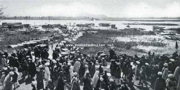 India, 1927, Onbekend, De oude tuinen der Groot-Mogols. Volksmenigte voor den ingang van den Nishat Bagh, ter gelegenheid van het feest der seringen, in de verte het Dal-meer