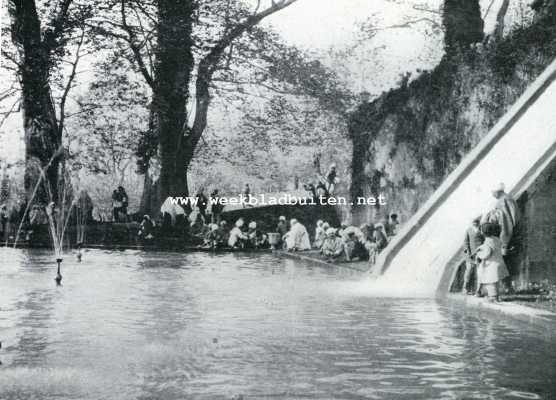 De oude tuinen der Groot-Mogols. Hoek van een vijver in den Nishat Bagh