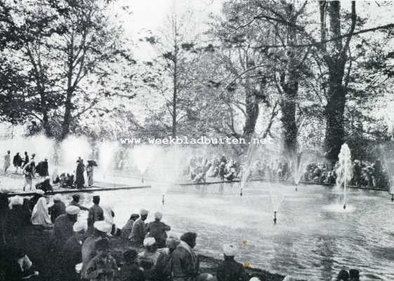 De oude tuinen der Groot-Mogols. Spuitende fonteinen op het feest der seringen in den Nishat Bagh