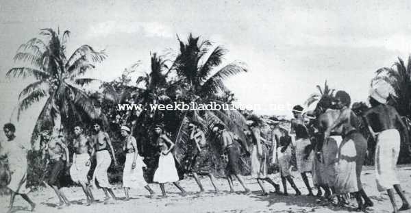 Australi, 1927, Port Darwin, Van verre stranden. Dansende vrouwen op het strand bij Port Darwin