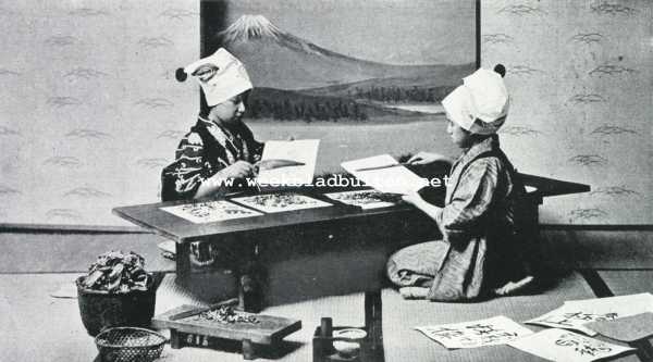 Japan, 1927, Onbekend, De Japansche zijde-industrie. Meisjes bezig met het sorteeren der eitjes van de zijdevlinder