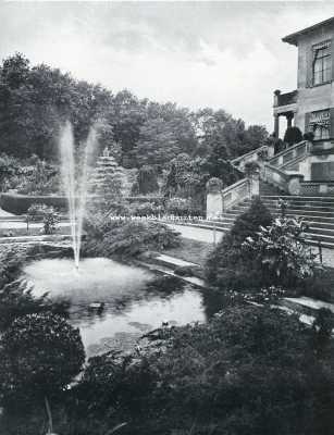 De tuin in Holland. Fontein in den villatuin Tobias Asserlaan 2, te 's-Gravenhage