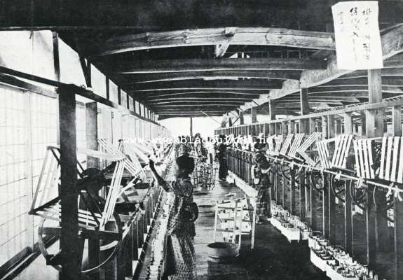 Japan, 1927, Onbekend, De Japansche zijdeteelt. Uit de bakjes, die de spoelen beter laten zien dan de afbeelding op blz 414, worden de zijden draden om de wikkelaars geleid