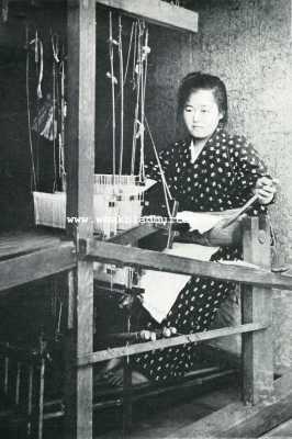 Japan, 1927, Onbekend, De Japansche zijdeteelt. Een meisje aan den weefstoel