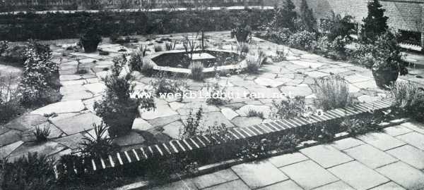 Zuid-Holland, 1927, Den Haag, De tuin in Holland. Geplaveide tuin-binnenplaats, Noordeinde 44, 's-Gravenhage