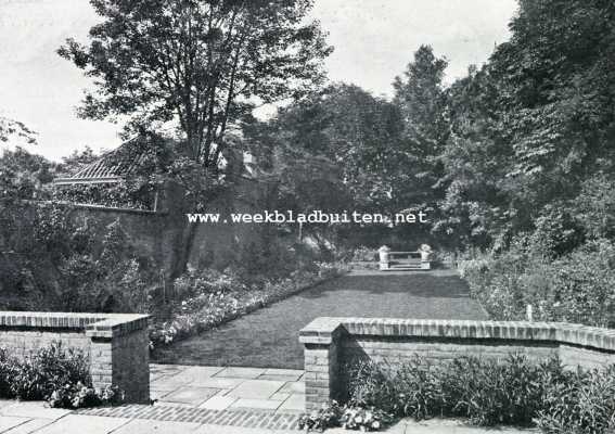 De tuin in Holland. Rosarium en gazon in den tuin Noordeinde 44, 's-Gravenhage