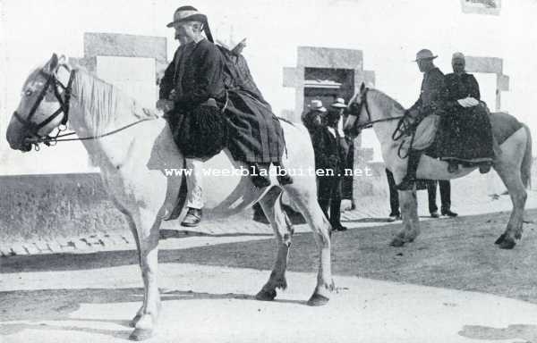 Frankrijk, 1927, Onbekend, De zegening van de zee in Bretagne. Bretonsche echtparen op weg naar de zegening