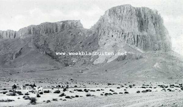 Algerije, 1927, Bou Sada, Naar de M'Zab. Grillig gevormde rotsen in de woestijn bij Bou-Saada