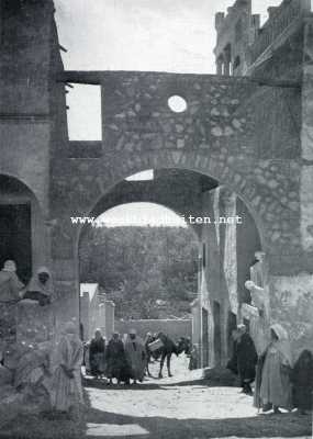 Algerije, 1927, El Guerrara, Naar de M'Zab. In Guerrara. Gezicht door de poort op de oase