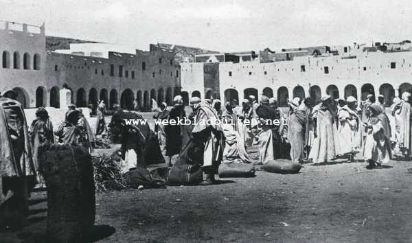 Algerije, 1927, Ghardaa, Naar de M'Zab. Brandstofverkoopers op de markt te Ghardaa