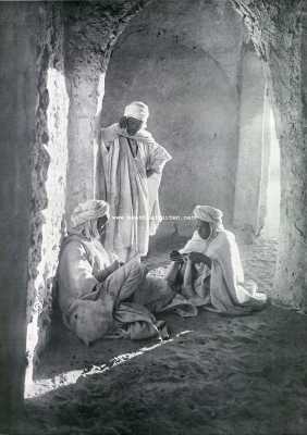 Algerije, 1927, Onbekend, Naar de M'Zab. Borduren v an burnous