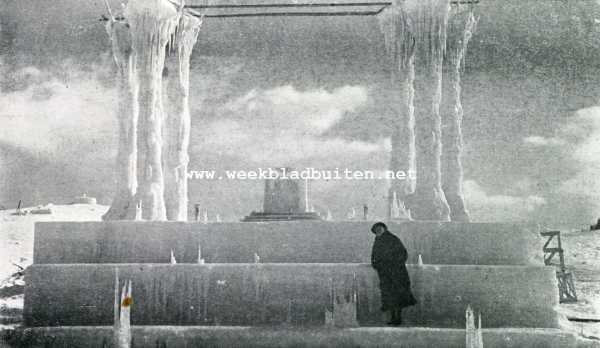 Onbekend, 1927, Onbekend, Een ijsbouwwerk. Het fundament der kerk met altaar is voltooid