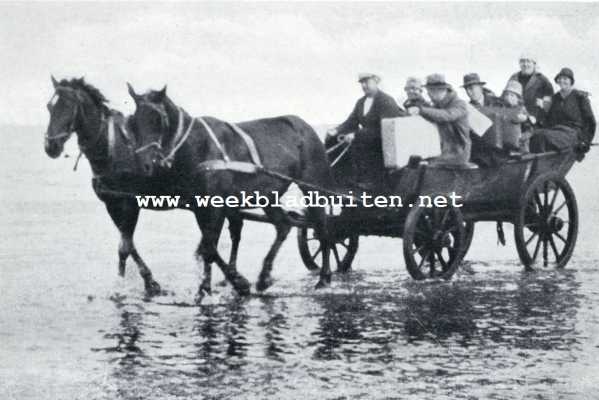 Friesland, 1927, Schiermonnikoog, Schiermonnikoog. Door wagens van de boot gehaald