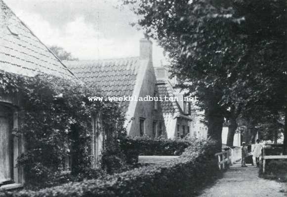 Schiermonnikoog. Aardige smalle straatjes kruisen de Dorpsstraat