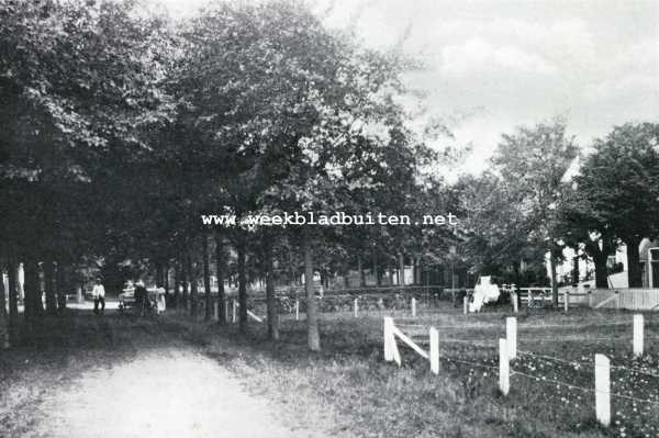 Friesland, 1927, Schiermonnikoog, Schiermonnikoog. Kleine huisjes met groote bleekvelden liggen aan den breden Zandweg