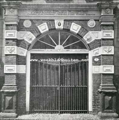 Groningen, 1927, Groningen, Gasthuizen te Groningen. Poort van het Heilige Geest- of Pelstergasthuis te Groningen