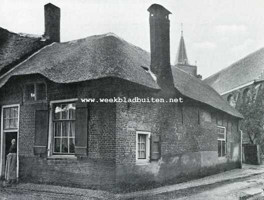 Zuid-Holland, 1928, Noordeloos, Om en bij de Giessen. Huisje te Noordeloos. Op den achtergrond de kerk