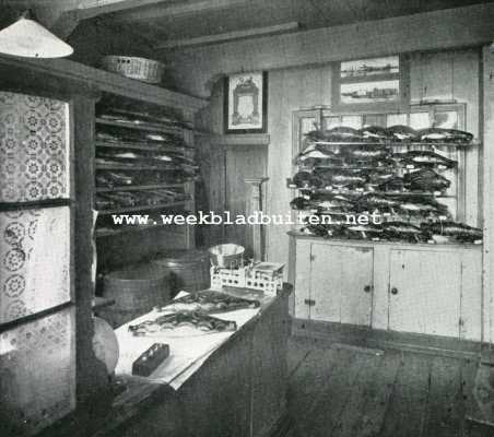 Noord-Holland, 1928, Nieuwendam, Het Katerbrood van Nieuwendam. De bakkerwinkel te Nieuwendam, met grooten voorraad katerbrood