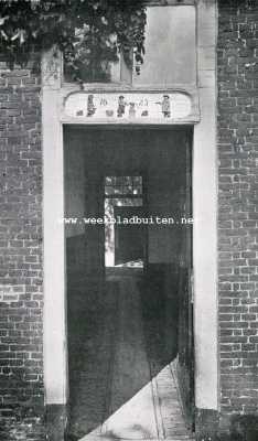Rijswijk bij Den Haag. Kijkje in de gang van het oude huisje aan den van Vredenburchweg. Boven de deur een typische voorstelling van het metselaarsbedrijf