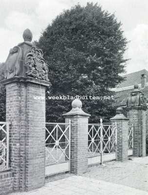 Zuid-Holland, 1928, Rijswijk, Rijswijk bij Den Haag. De bewaard gebleven bekroningen van het oude toegangshek van het v.m. Schoonoord, links, die waarop het wapen van Tromp gebeiteld is