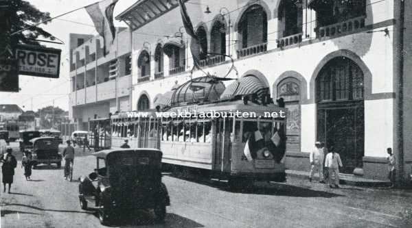 Indonesi, 1928, Surabaya, Twee Indische steden. De Passar Besar, de hoofdstraat van Soerabaia