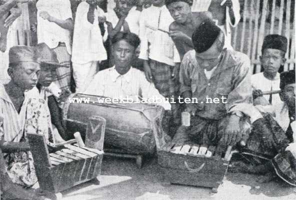 Indonesi, 1928, Surabaya, Twee Indische steden. Inlands orkestje in een der kampongs van Soerabaia