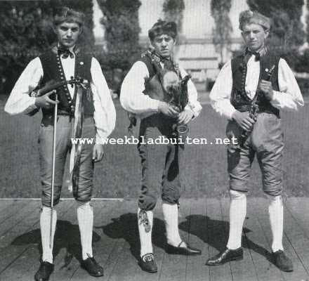 Onbekend, 1928, Onbekend, Vreemde muziekinstrumenten. Tsjechische boerenmuzikanten, van wie de middelste een doedelzak bespeelt